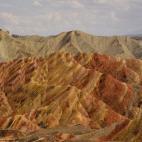 Las montañas de este rincón de China no se pueden encontrar en ninguna otra parte del planeta debido a los movimientos de la corteza terrestre. Pero no sólo son únicas por su forma, también por sus colores espectaculares que se dibujan casi...