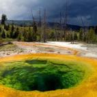 Una experiencia inolvidable. Así describen los viajeros su paso por este parque nacional de Estados Unidos. El contraste de la vegetación con la cantidad de pozos termales de mil colores que cubren toda la superficie hace de este parque una ma...