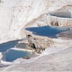 Este Castillo de Algodón es considerado como la octava maravilla del mundo y Patrimonio de la Humanidad por la Unesco desde 1988. Está formado por restos de carbonato de calcio y aquí los viajeros, además de contemplar la belleza del paisaje...
