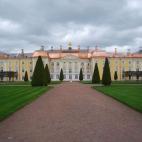 Un palacio de zares no es moco de pavo. De hecho, mucha gente asegura que este es el palacio más bonito del mundo pero, ¿por qué? Seguramente sea porque en su interior hay un museo con reliquias de todos los rincones, porque tiene el parque c...