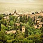 Su nombre significa Castillo Rojo por el color exterior de sus muros. Esta ciudad fortificada está formada por un conjunto increíble de palacios y jardines. Según se cuenta, los edificios serían enormes relojes de sol, ya que en sus distinta...