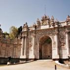 Este palacio turco destaca por sus espectaculares jardines, que son una auténtica joya en la costa europea del Bósforo, con una impresionante vista de Santa Sofía en el horizonte. El palacio fue construido entre 1843 y 1856 cuando el imperio ...
