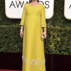 Con vestido amarillo de Prada