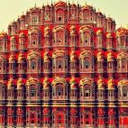 El Hawa Mahal es una ampliación del Palacio de Jaipur y servía como extensión del harén. La función original del edificio era permitir a las mujeres del palacio observar la vida de las calles de la ciudad sin ser vistas. Ver más fotos del ...