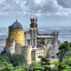 Situado en Sintra, muy cerca de Lisboa, el Palacio de Pena, supone la máxima expresión del Romanticismo del siglo XIX en Portugal, con una mezcla de estilos: gótico, renacentista, manuelino, mudéjar, oriental… Rodea el edificio un inmenso ...