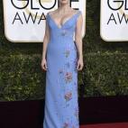 Con un vestido azul de Prada