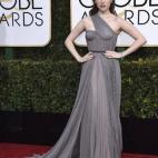 Con un vestido gris de la firma Vionnet.