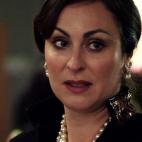 Sufre una decepci&oacute;n amorosa con Enrique, que quiere vender el colegio. Acaba sola, eso s&iacute;, con su hijo.