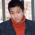 Todo el mundo pensaba que estaba en China... pero de repente aparece cuando se entera de que van a vender el colegio.