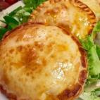 Rellenas de huevo, aceitunas, at&uacute;n y queso. Prep&aacute;rala siguiendo estos pasos.