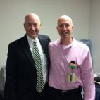 "El compañero de trabajo de mi padre es también su clon".