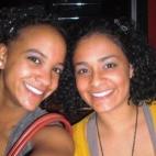 "Hasta llevamos los accesorios de pelo a juego. Soy la de la izquierda".