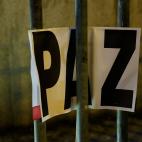 Cartel de paz en la puerta del Sol, Madrid.