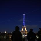 La torre Eiffel iluminada con los colores de la bandera de Ucrania.