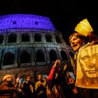 Gente manfestando frente al Coliseo romano.