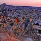 Los primeros asentamientos de Göreme datan del siglo III, época en la que los romanos construyeron los primeros monasterios excavados en piedra. Y es que Göreme, en plena Capadocia, está formado por espectaculares formaciones rocosas. A día...