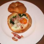 Se prepara en menos de 20 minutos con pan, tiras de bacon, espinacas y huevos. Consulta la receta.