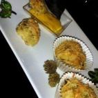 Este plato está hecho con berenjenas, huevos, leche, aceite de girasol, harina, levadura, queso de untar, hierbas provenzales, pimienta negra y queso rallado. Consulta aquí la receta.