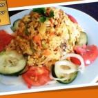 Lleva cebolla, pechugas de pollo, zanahoria, pimiento, tomates, pepinillos y oréganos. Puedes ver aquí la receta completa.