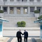 Los l&iacute;deres de las dos Coreas, en la frontera entre sus pa&iacute;ses.