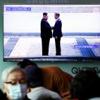 Una multitud ve en directo el encuentro entre los l&iacute;deres coreanos desde la estaci&oacute;n de tren de Se&uacute;l.