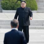 Kim se aproxima a Moon en su primer encuentro.