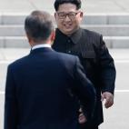 Primer encuentro entre los l&iacute;deres, justo antes de estrecharse la mano.