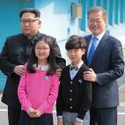 Los l&iacute;deres de las dos Coreas son recibidos por dos ni&ntilde;os nacidos en Panmunjom, un poblado situado en la tensa frontera que separa ambos pa&iacute;ses.