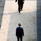 Primera aproximaci&oacute;n de Kim y Moon durante el comienzo de la cumbre intercoreana.