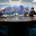 Las delegaciones de las dos Coreas se sientan para su primera reuni&oacute;n durante la cumbre.
