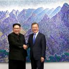 Los l&iacute;deres coreanos posan frente a un cuadro del parque surcoreano Bukhansan en la Peace House, donde se organiza la cumbre.