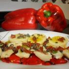 Lleva bacalao desalado, pimientos rojos asados, patata, aceitunas negras, tomate seco, perejil y aceite de oliva. Aquí tienes la receta completa.