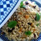 Se tardan sólo 30 minutos en preparar. La receta consta de tomillo, orejones, tomates setos, arándonos rojos, piñones, ajo y hierbabuena. Aquí puedes ver la receta completa.