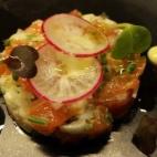 Lleva tacos de salmón ahumado, rabanitos, ensalada de rúcula y canónigos, tallos de cebollino y salsa césar. Ésta es la receta completa.