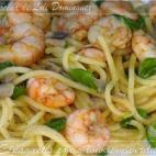 Las gambas se acompañan de pimiento verde, cebolla y setas. Puedes consultar aquí la receta.