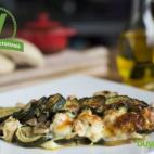 Se hace con mozzarella de búfala, tomate, calabacín, cebolleta y albahaca fresca. Aquí puedes consultar la receta completa.