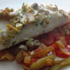 Con pimiento rojo, pimiento verde, champiñones, tomate y ajo. Aquí puedes ver la receta completa.