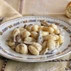 La receta se prepara con setas congeladas, ajo, parmesano, nata líquida, mantequilla y pimienta negra. La receta la puedes consultar en Cookpad.