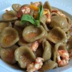 La salsa está hecha con albahaca, zumo de naranja y de limón. Mira aquí la receta.