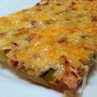 Con hojaldre, puerros, bacon, queso rallado, nata líquida, queso roquefort y huevos. Aquí puedes ver la receta completa.