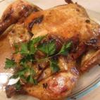 La salsa está hecha con nata, mostaza, pimienta negra, sal y limón. Puedes ver aquí la receta completa.