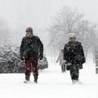 Varias personas caminan por la nieve en Belgrado, Serbia.