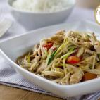 Los ingredientes son brotes de soja, carne de cerdo, tomate, cebolleta, dientes de ajo, salsa de ostras, salsa de soja, azúcar, pimienta blanca y aceite. Aquí puedes ver la receta completa.