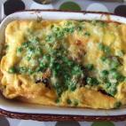 Está hecho con cebolletas, calabacín, berenjenas, guisantes, huevos, queso cheddar y parmesano. Se prepara menos de 20 minutos. Esta es la receta completa.