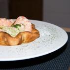 Sólo hace falta masa brisée, langostinos, salsa rosa y lechuga iceberg. Aquí tienes cómo prepararlo.