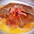 Con patatas, panceta, pimentón dulce y aceite de oliva. Puedes ver aquí cómo prepararlo.