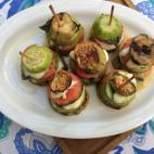 Cada torre lleva berenjena, calabacín, tomate, mozzarella y albahaca fresca. Aquí puedes ver la receta completa.