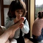 El maestro Marzio Toniolo, de 35 a&ntilde;os, fotograf&iacute;a a su hija Bianca, de dos, mientras le pinta las u&ntilde;as en el confinamiento de su casa en San Fiorano, norte de Italia, en marzo.