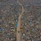 Traslado de un muerto por Covid en el cementerio M&aacute;rtires 19 de Julio de Comas, cerca de Lima (Per&uacute;), en julio pasado.