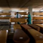 Trabajadores funerarios, con f&eacute;retros de personas muertas por coronavirus, en Collserola, Barcelona.